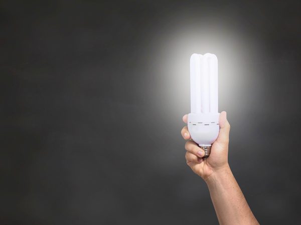 物理实验误差分析顾问周砚白拿着计算器与不确定度计算草稿，在写满公式的白板前停下来思考